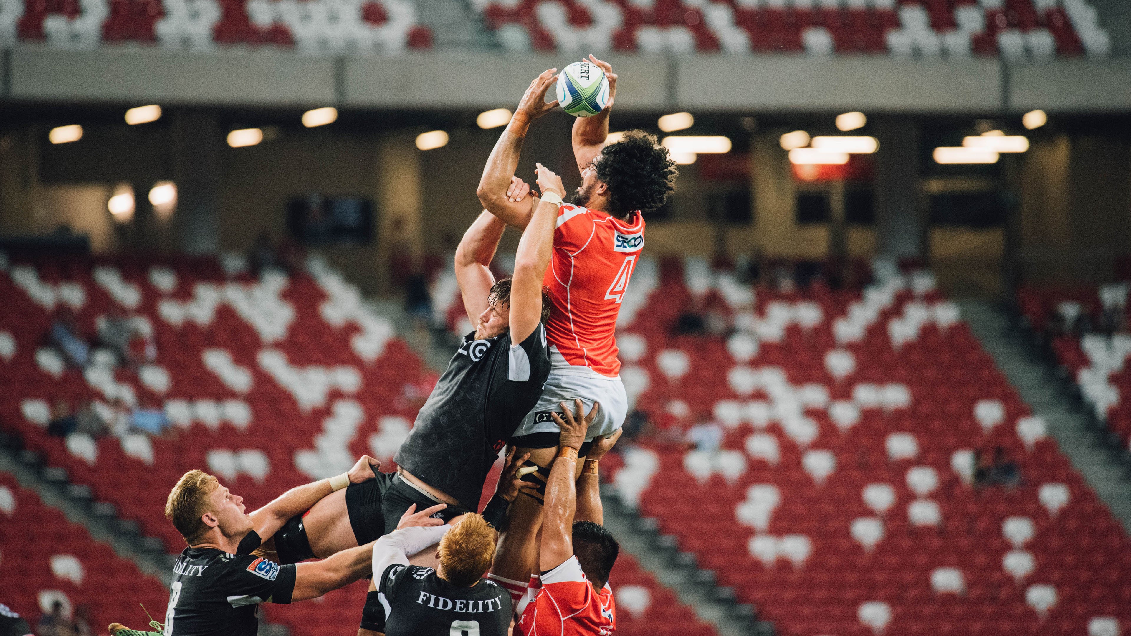 _场馆内外：运动员的日常训练与休闲时刻_，运动员训练场景